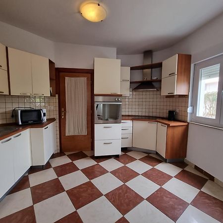 The Florens Residence Near The Beach With The Pool, Bbq And Kids Playground, Zadar Diklo Ruang foto