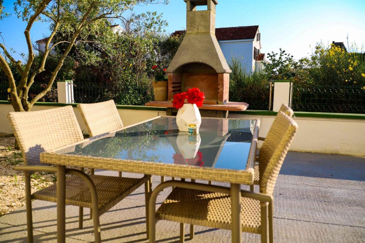 The Florens Residence Near The Beach With The Pool, Bbq And Kids Playground, Zadar Diklo Bagian luar foto
