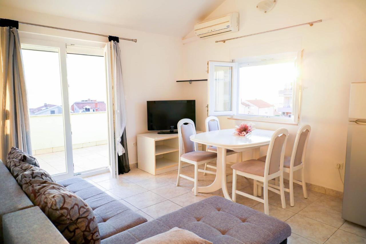 The Florens Residence Near The Beach With The Pool, Bbq And Kids Playground, Zadar Diklo Bagian luar foto