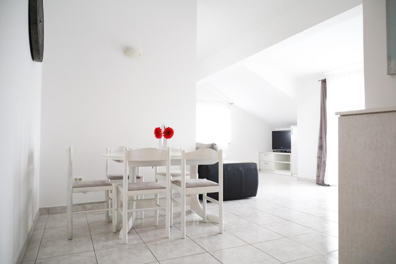 The Florens Residence Near The Beach With The Pool, Bbq And Kids Playground, Zadar Diklo Bagian luar foto